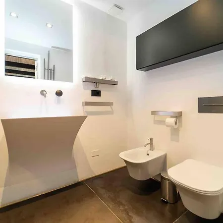Prestigioso Loft In San Babila A 5 Min. Dal Duomo Милан